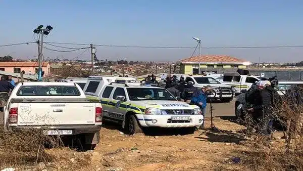 Tiroteo entre la policía de Sudáfrica y el crimen organizado; 19 víctimas mortales