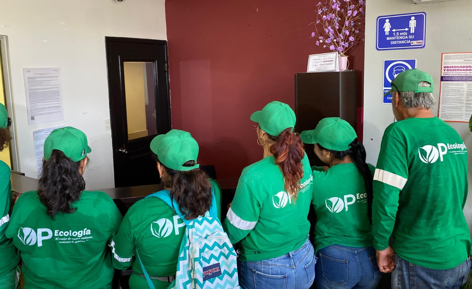 Trabajadores OP Ecología de espalda