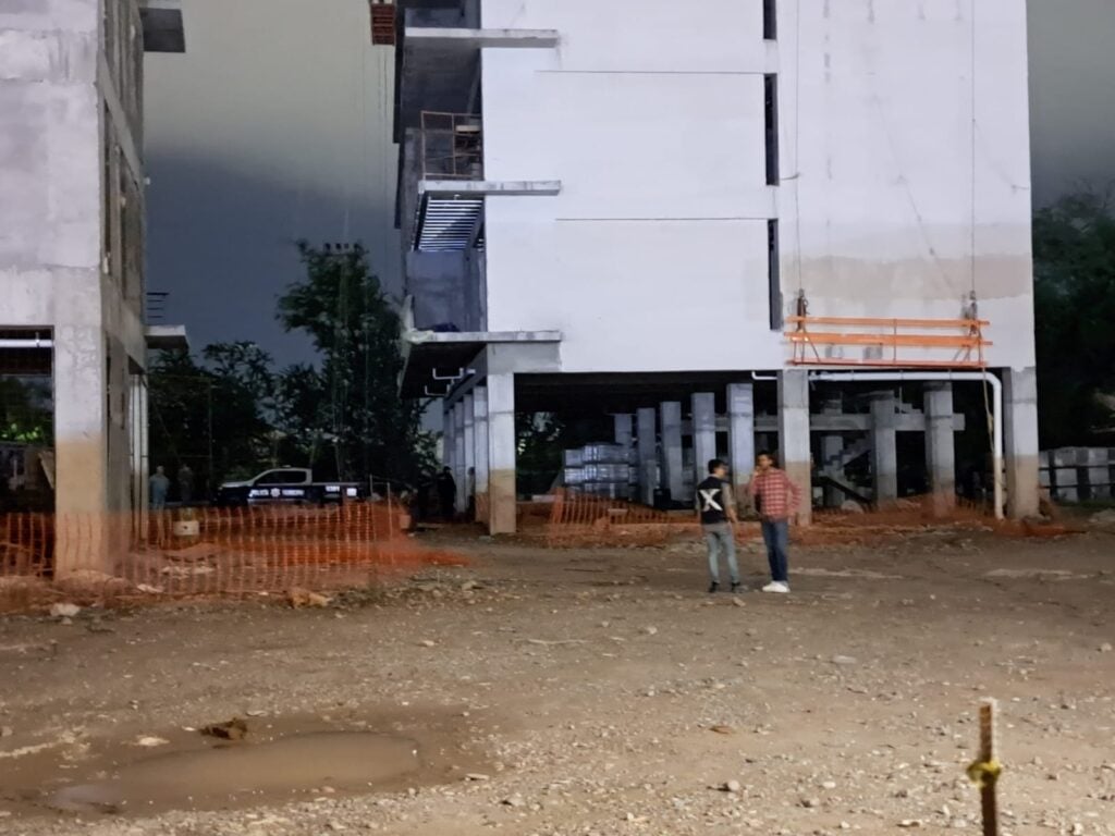 Trabajadores de una obra en construcción de donde cayó un albañil y falleció en Culiacán