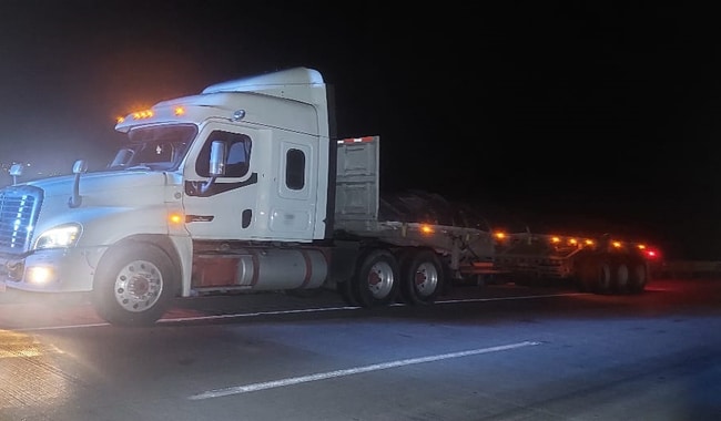 Tractocamión con 40 toneladas de varilla