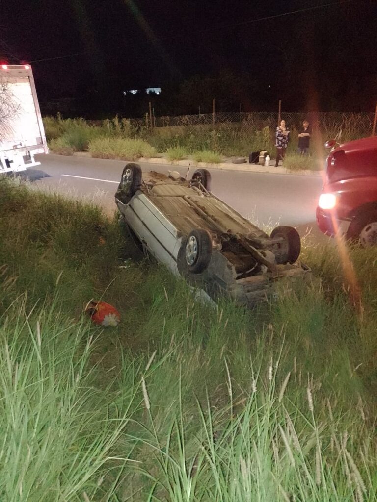 Vehículo volcado a un costado de la carretera México 15 en Guasave