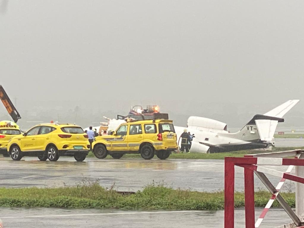 Tras intensas lluvias, avioneta se estrella en Aeropuerto de la India
