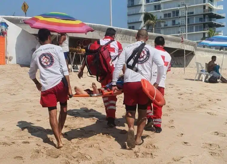 El bañista fue extraído del mar en un oportuna intervención de los elementos de la Policía Acuática.