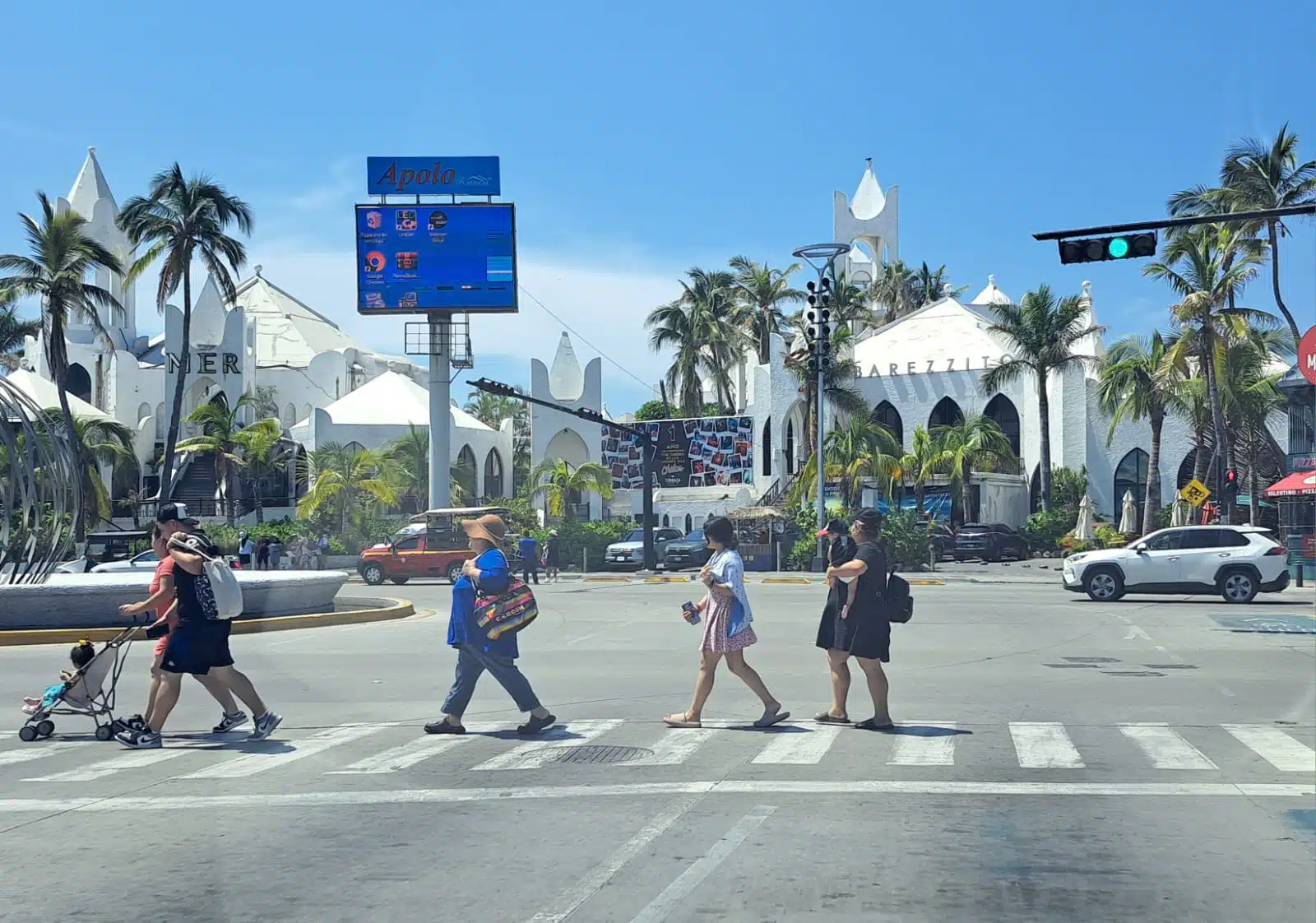 Turistas en calles de Mazatlán