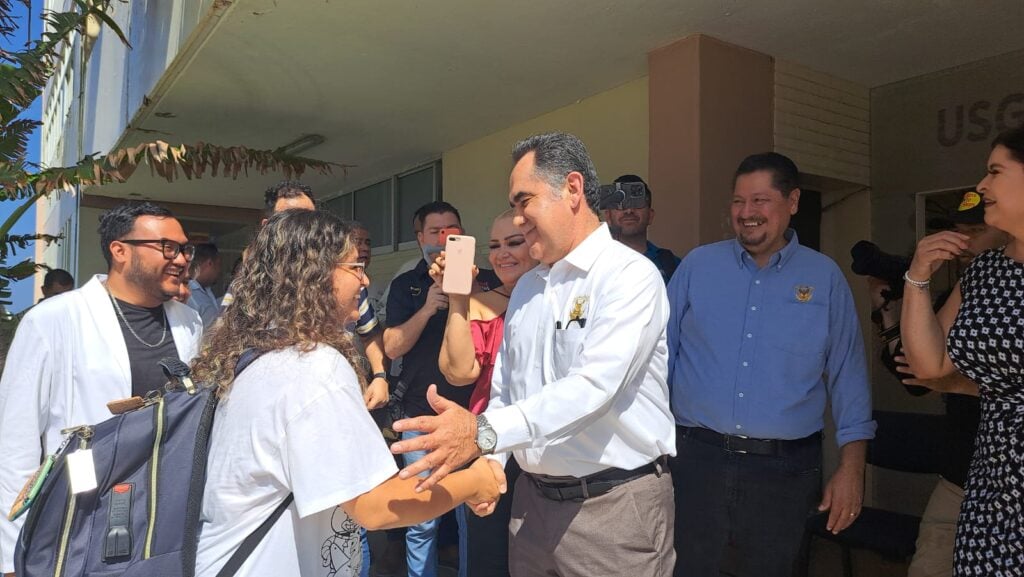 Jesús Madueña saludando a alumna