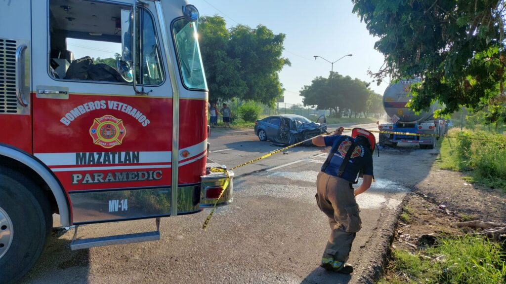 Un bombero de Mazatlán en choque