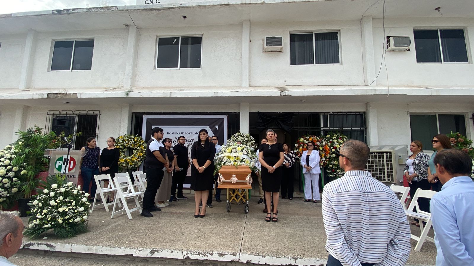 personas llevando a cabo homenaje luctuoso
