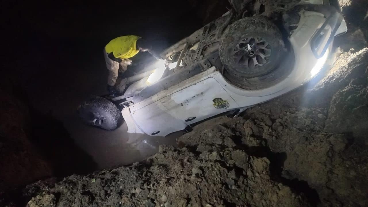 VUELCA CAMIONETA POR LA CARRETERA estatal Rosario-Chametla.