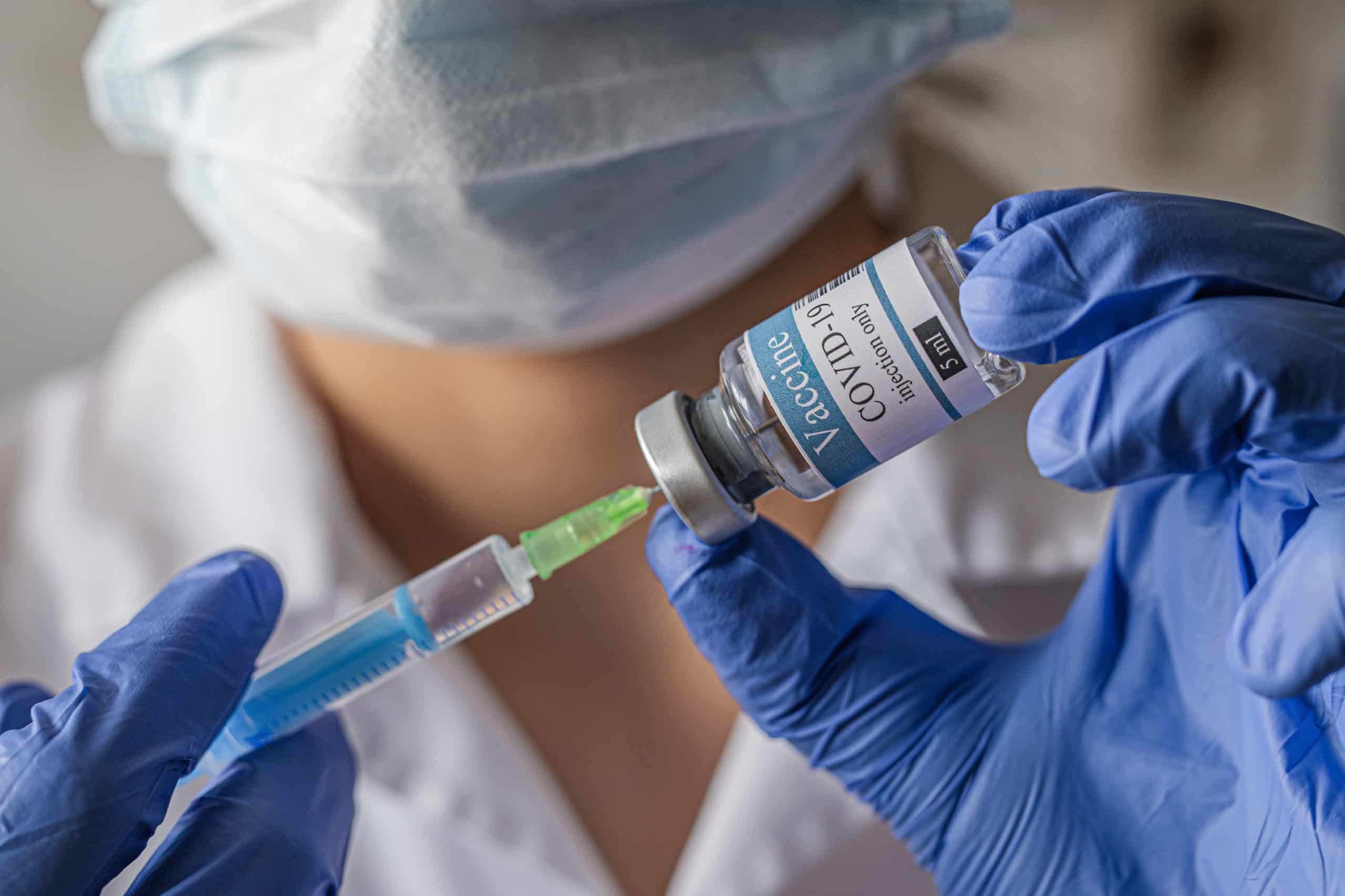 Especialista advierte que nueva vacuna antiCOVID-19 solo funciona para el Ómicron