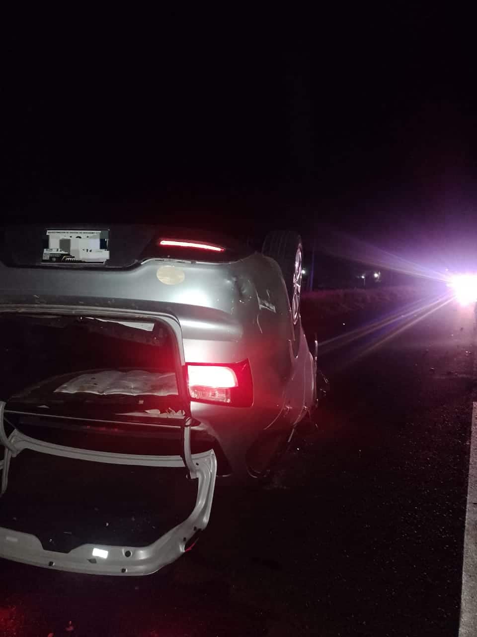 Vehículo gris con llantas hacia arriba tras accidente en Guasave