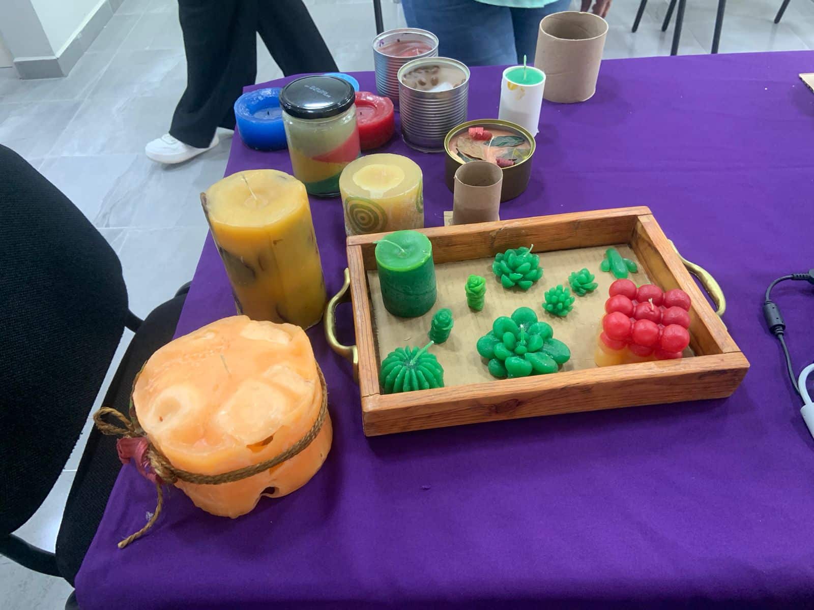 Semujeres orienta con un taller de elaboración de velas aromáticas.