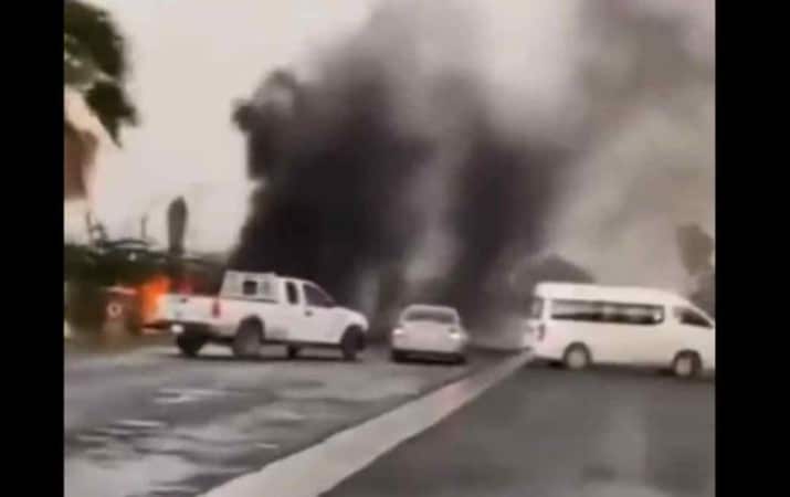 Reportan narcobloqueos y vehículos incendiados en NL