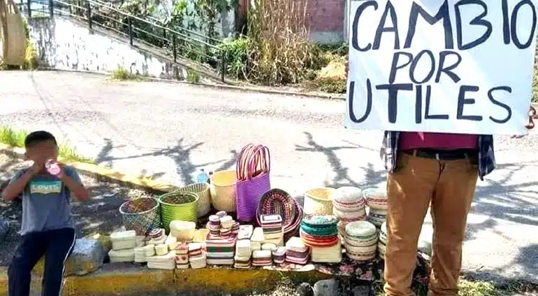 El hombre ofreciendo sus productos por útiles