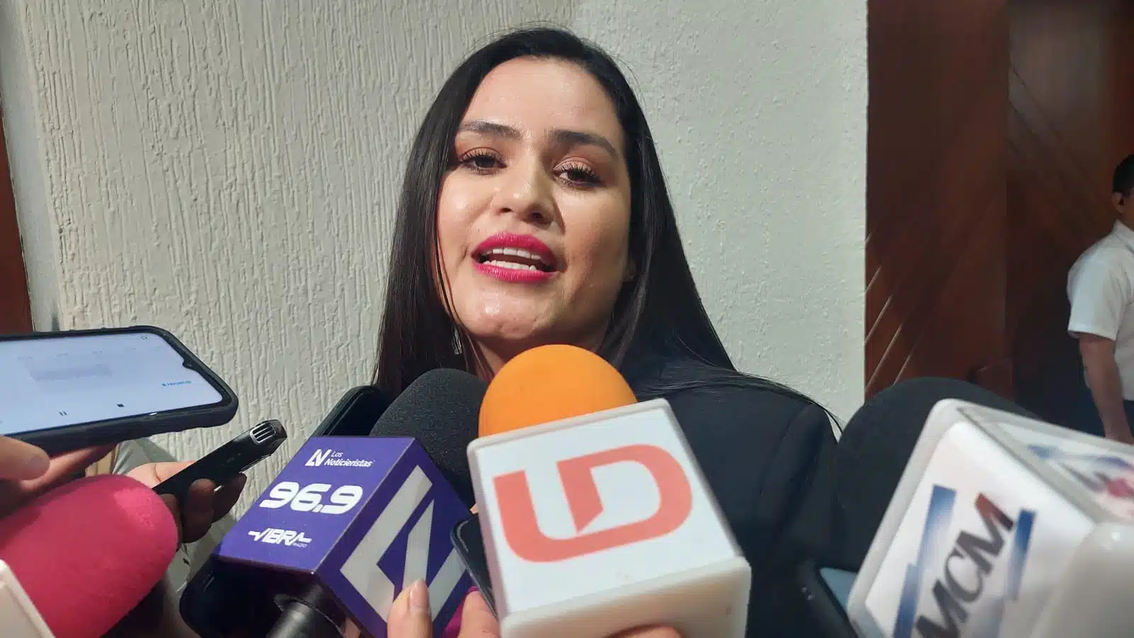 iridiana Camacho Millán con medios de prensa