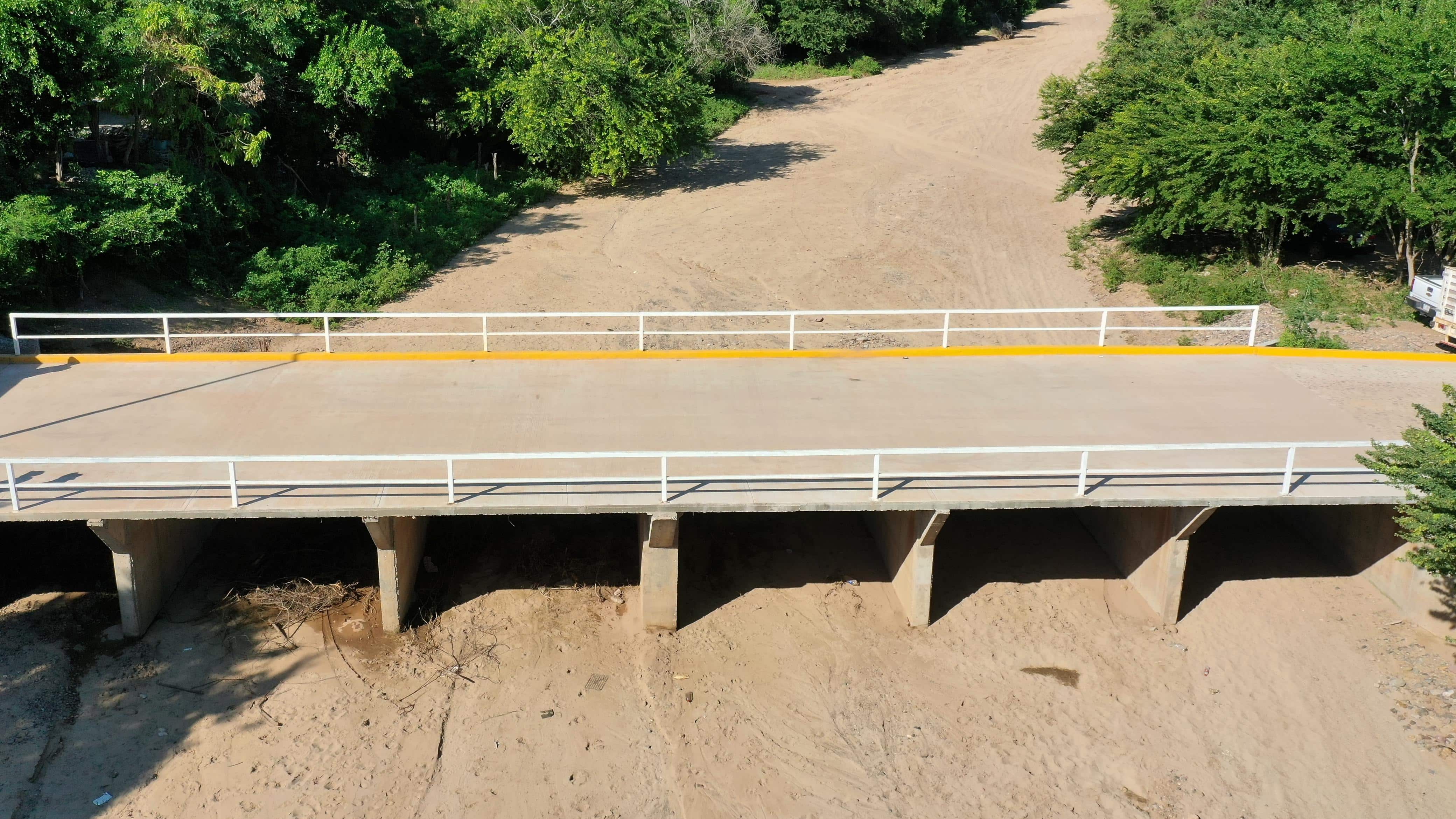 Vista aérea de puente vado en Las Tapias