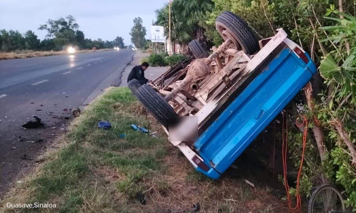 Camioneta con los neumáticos hacia arriba