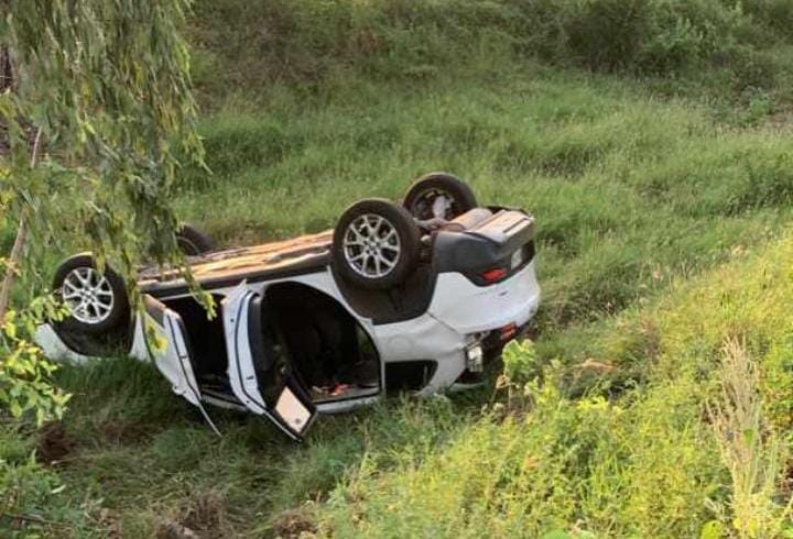 Camioneta color blanco volcada en Culiacán