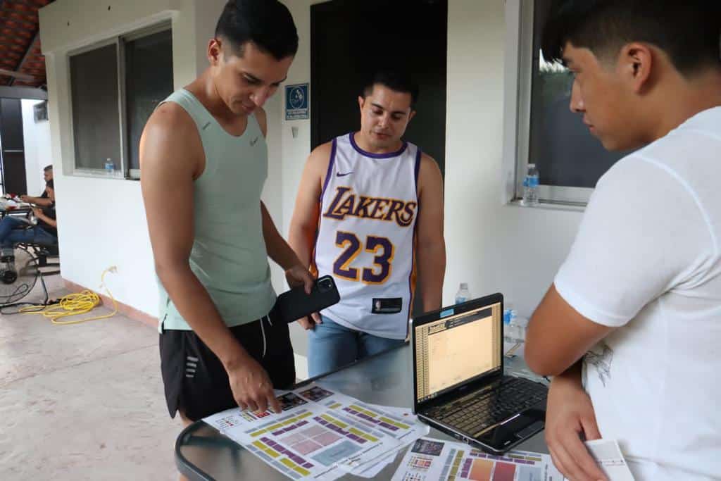 Usuarios comprando entradas para concierto de El Komander