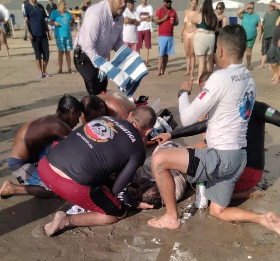 El turista siendo atendido por salvavidas