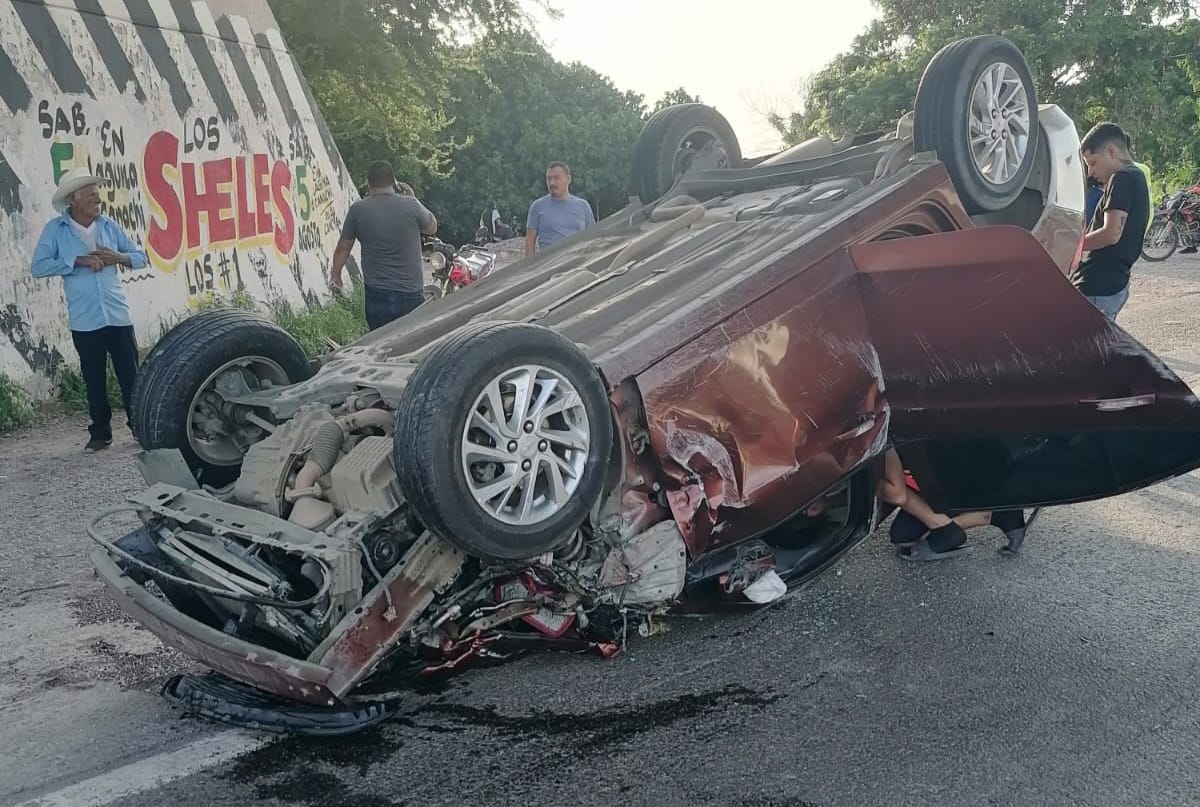 El automóvil Aveo quedó con las llantas arriba