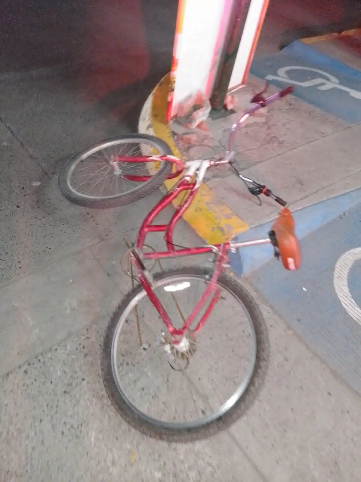 La bicicleta quedó tirada en plena cinta asfáltica