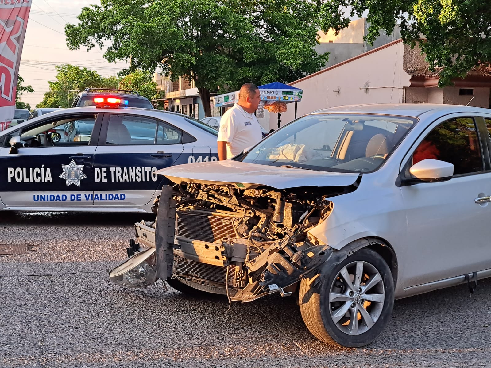 El automóvil quedó destrozado tras el impacto