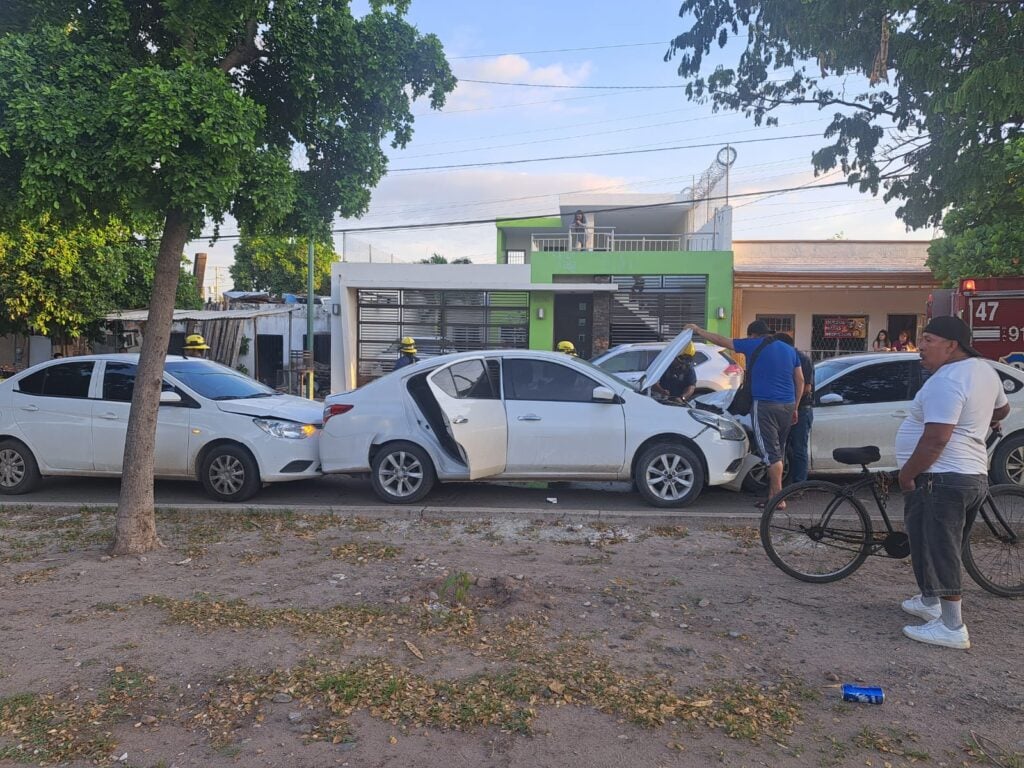 Las unidades con daños severos tras la carambola. FOTO/LD