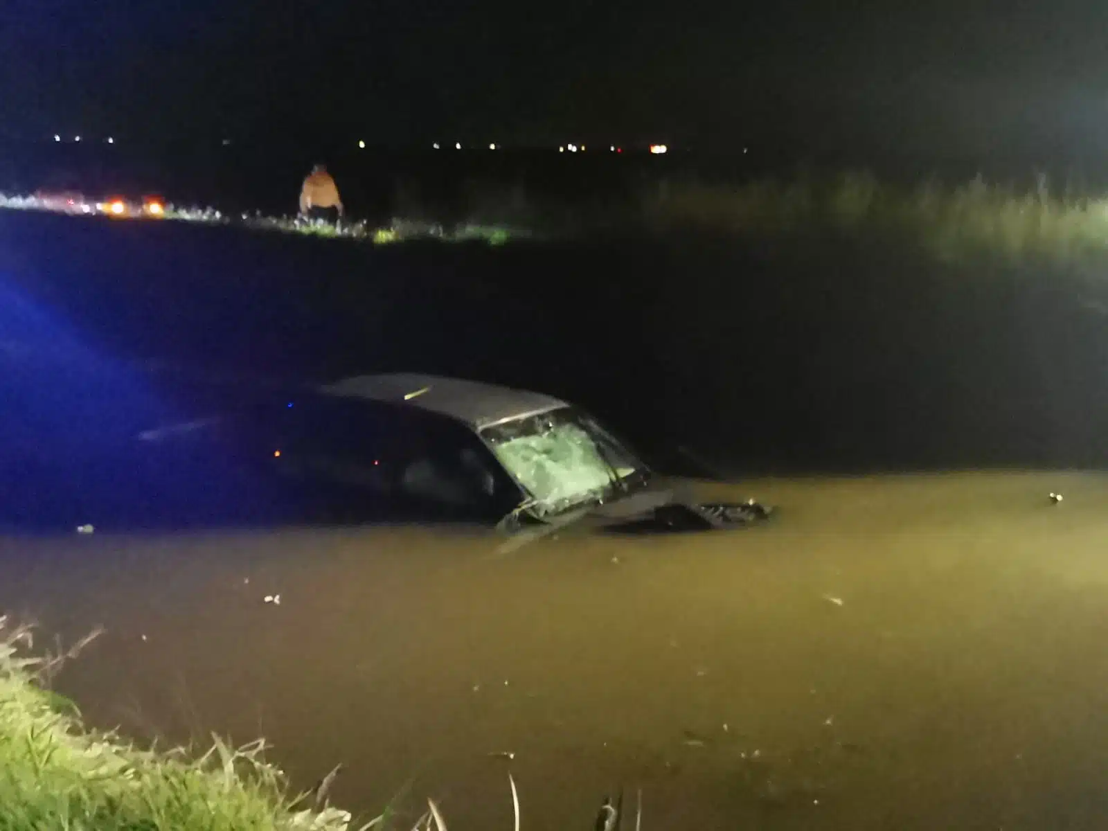 La camioneta sumergida en las aguas del canal