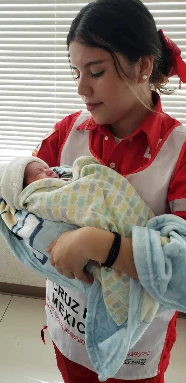 La paramédico Carla junto al bebé 