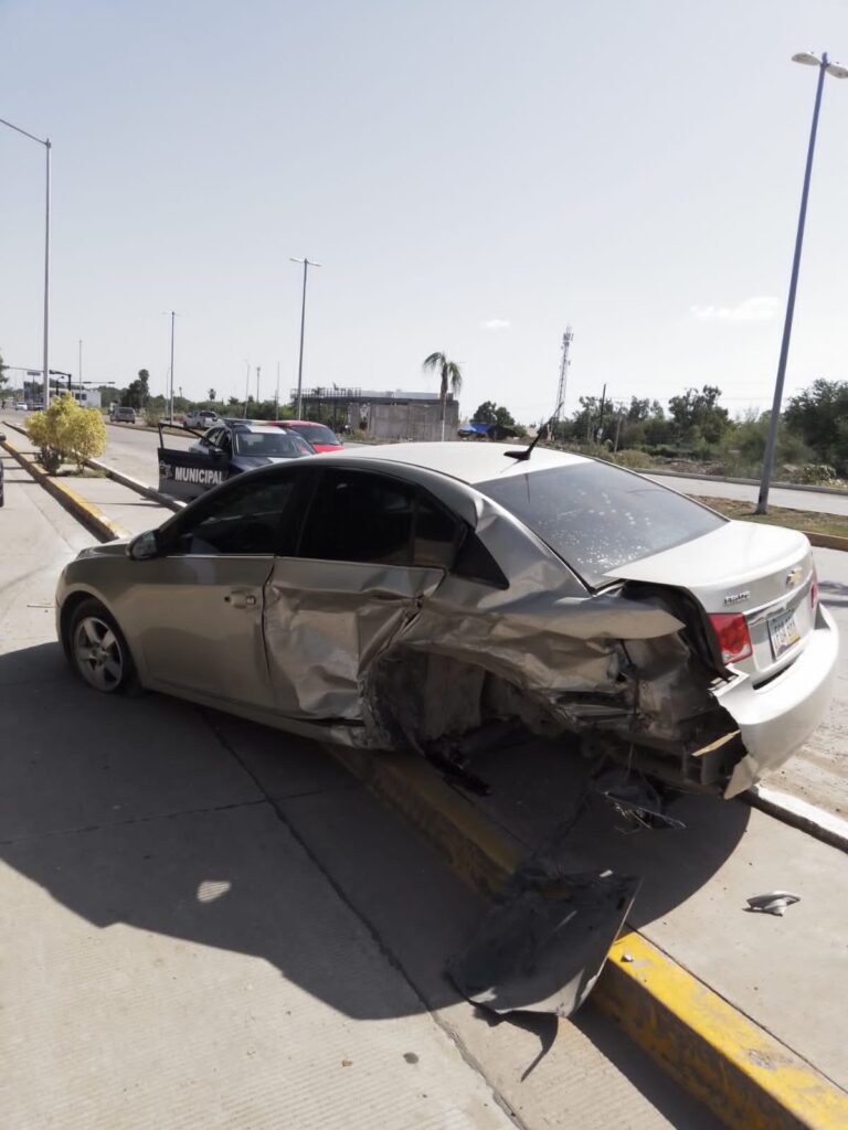 Conductor de un Mustang provoca par de accidentes en Guasave; huye y se estrella contra taquería