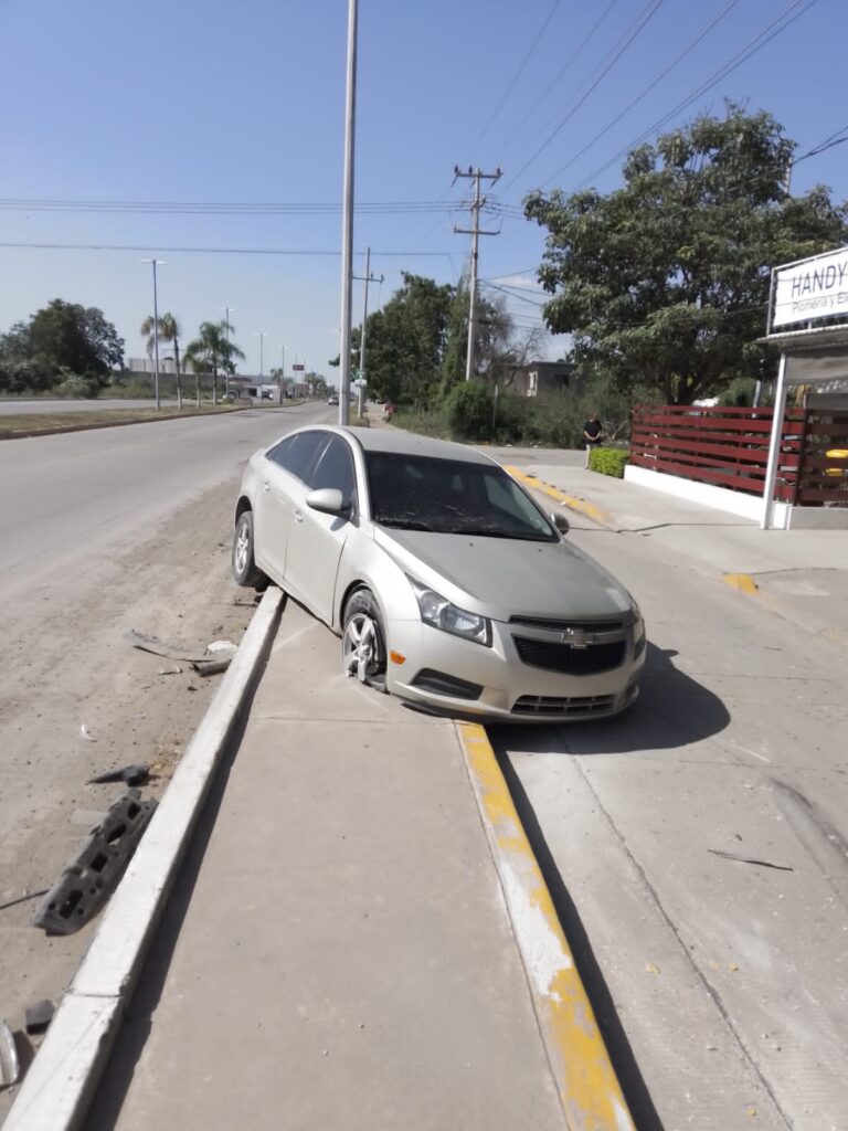 Conductor de un Mustang provoca par de accidentes en Guasave; huye y se estrella contra taquería
