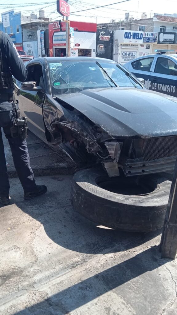 Conductor de un Mustang provoca par de accidentes en Guasave; huye y se estrella contra taquería