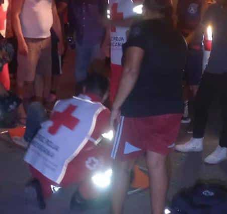 Rescatista atendiendo a un joven ahogado