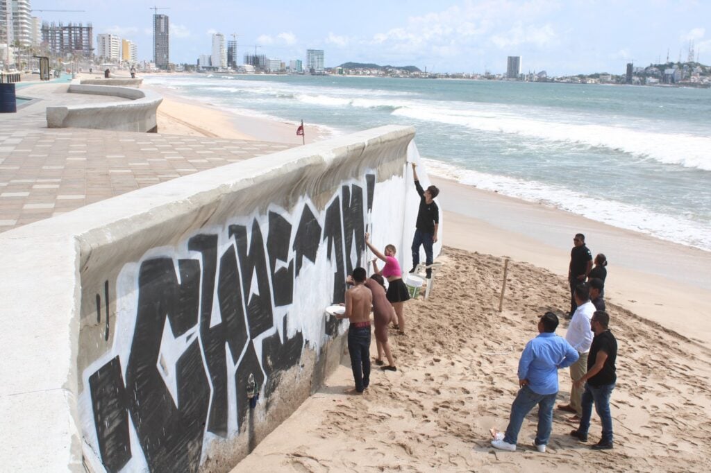 Tras grafitear una barda en playa de Mazatlán, cuatro jóvenes de Culiacán reparan el daño