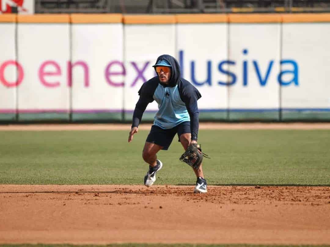Jorge Flores entrenando en el terreno de juego del Kuroda Park