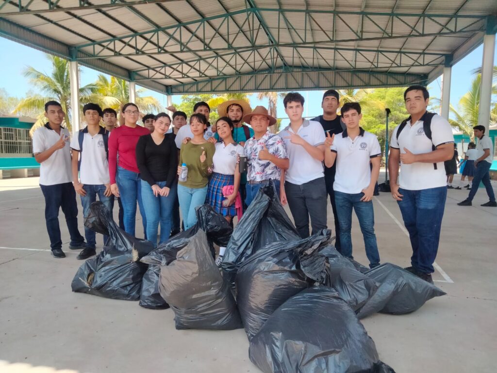 ¡Un gran ejemplo! Alumnos de preparatoria sacan basura del mar en Topolobampo