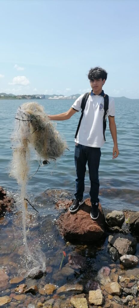 Jóvenes limpiando la orilla del mar