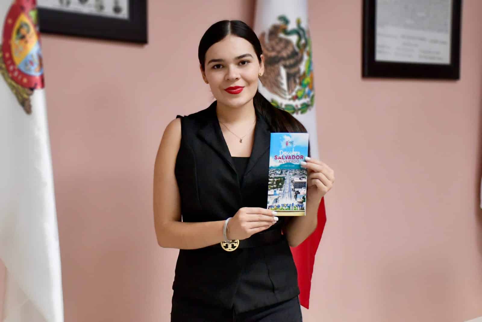 Con una guía turística, Salvador Alvarado promueve atractivos y recorridos entre sus visitantes