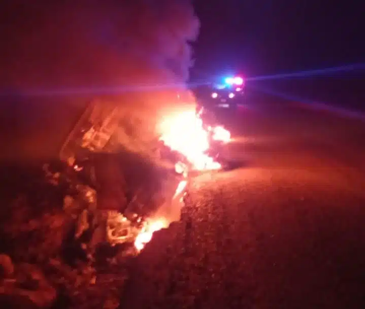 Tráiler vuelca y se incendia en Costa Rica, Culiacán; el conductor se salva de milagro