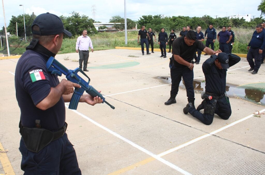 Capacitación a policías de Mazatlán