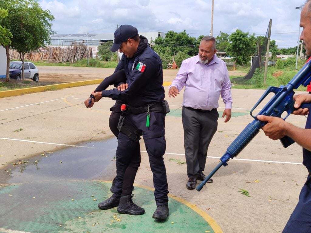 Capacitación a policías de Mazatlán