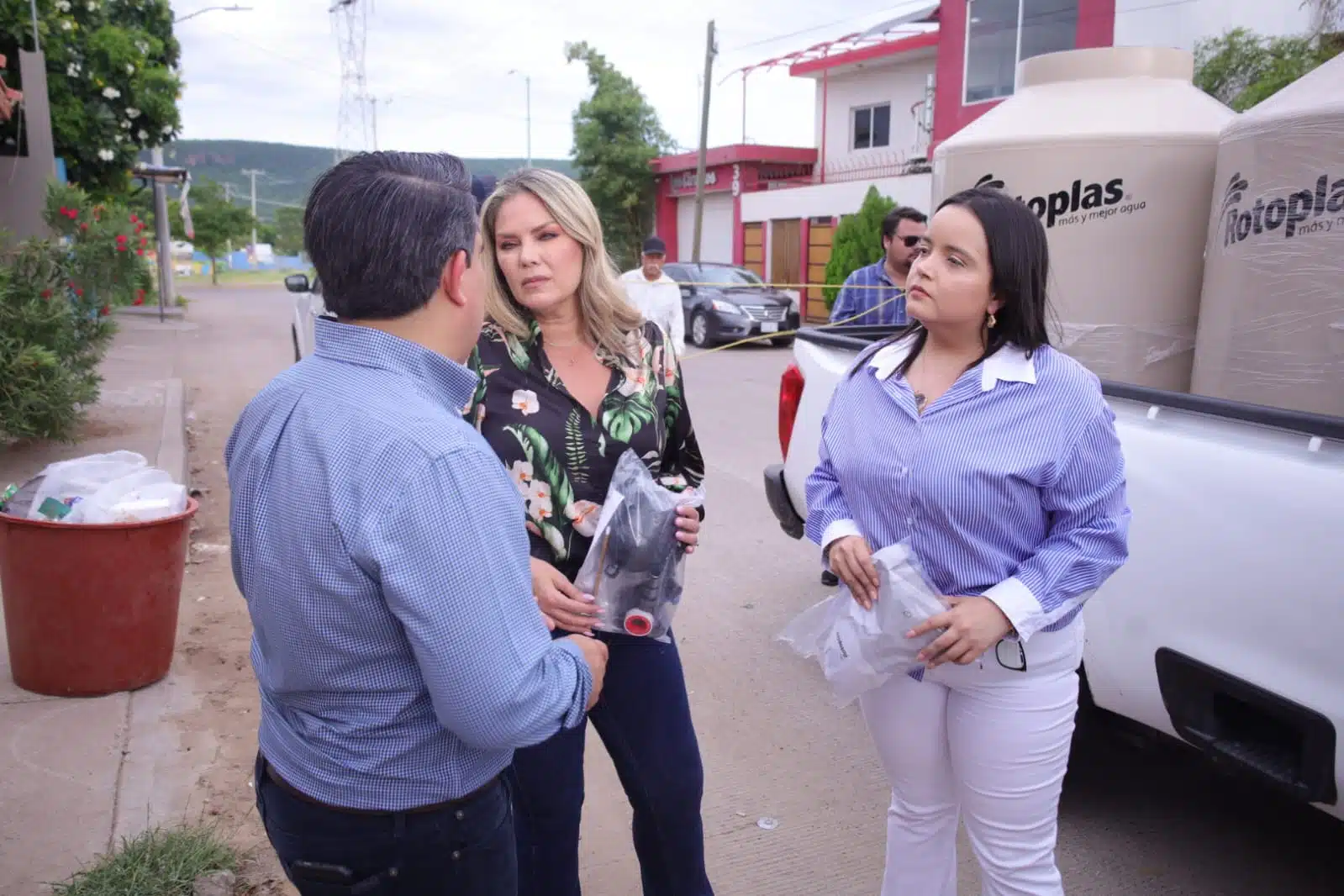 En coordinación con Mariana Trinitaria, diputados priistas entregan tinacos a familias en Culiacán