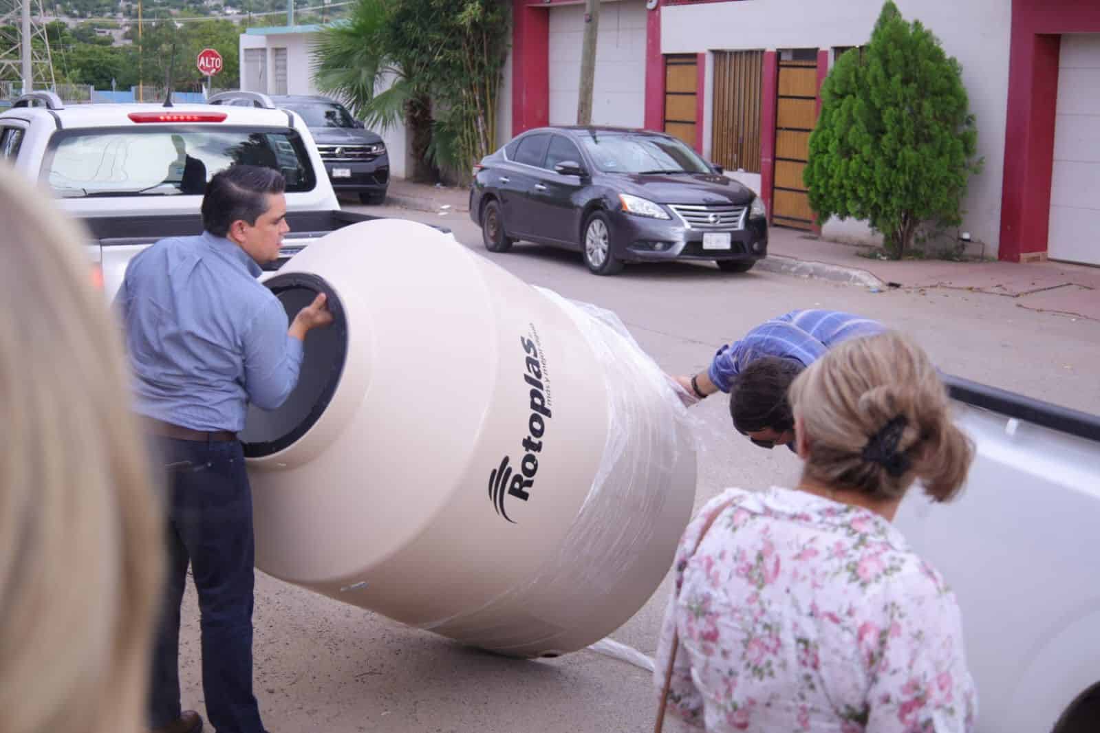 En coordinación con Mariana Trinitaria, diputados priistas entregan tinacos a familias en Culiacán