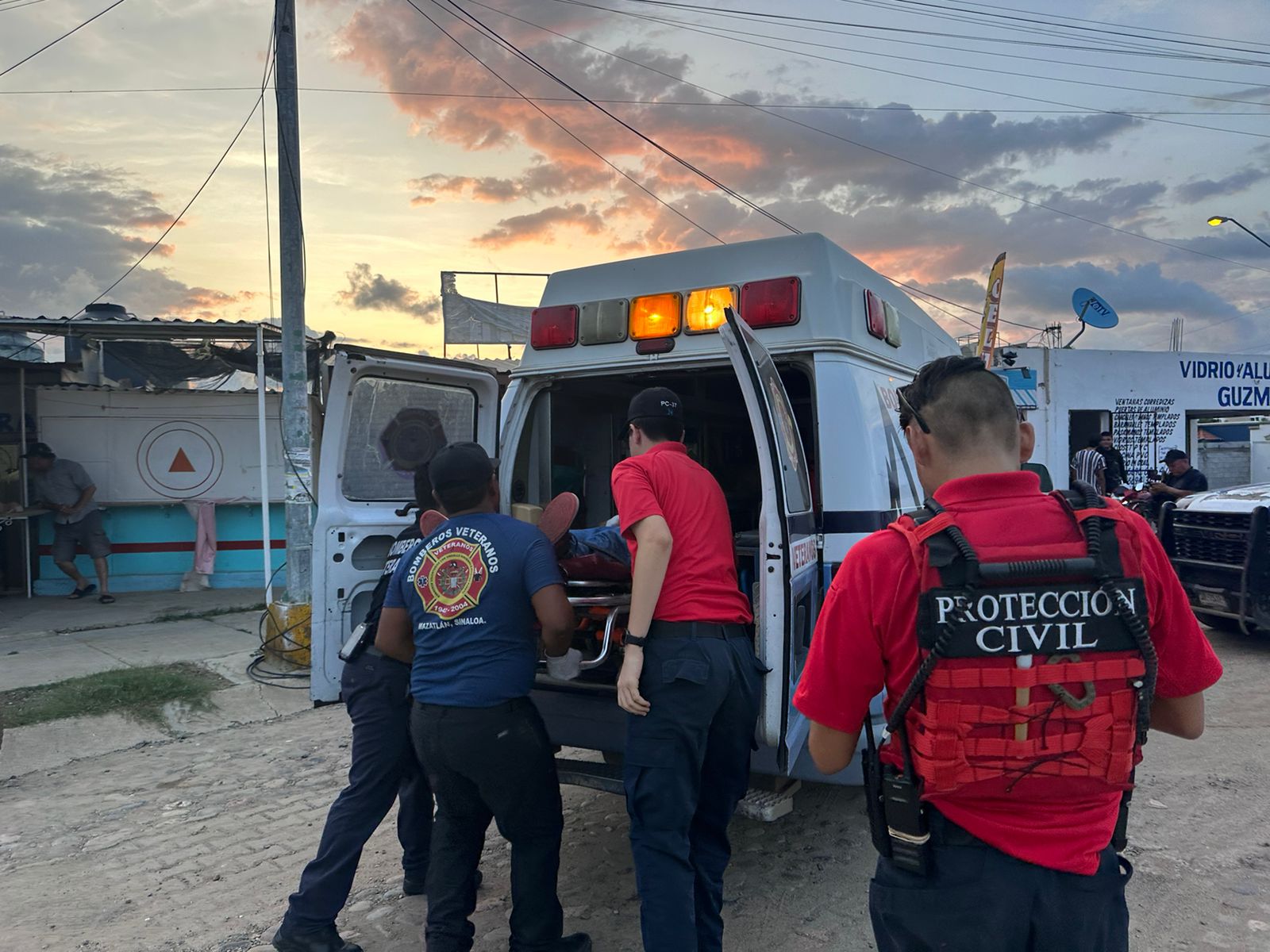 Socorristas atendiendo a herido