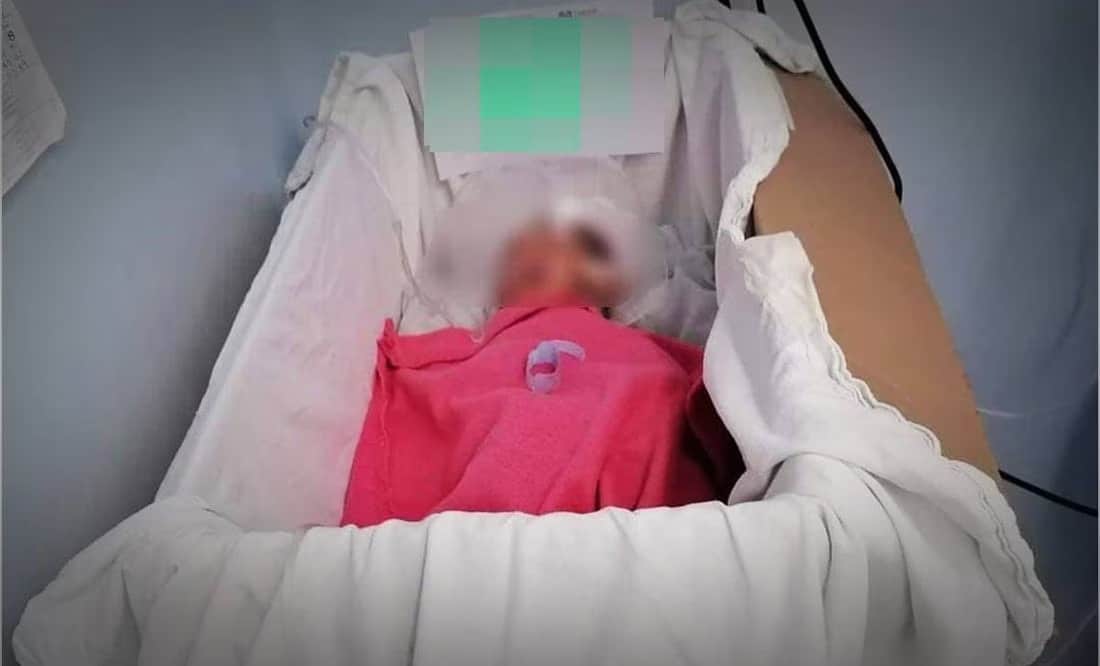 bebé en caja de cartón por falta de cunero