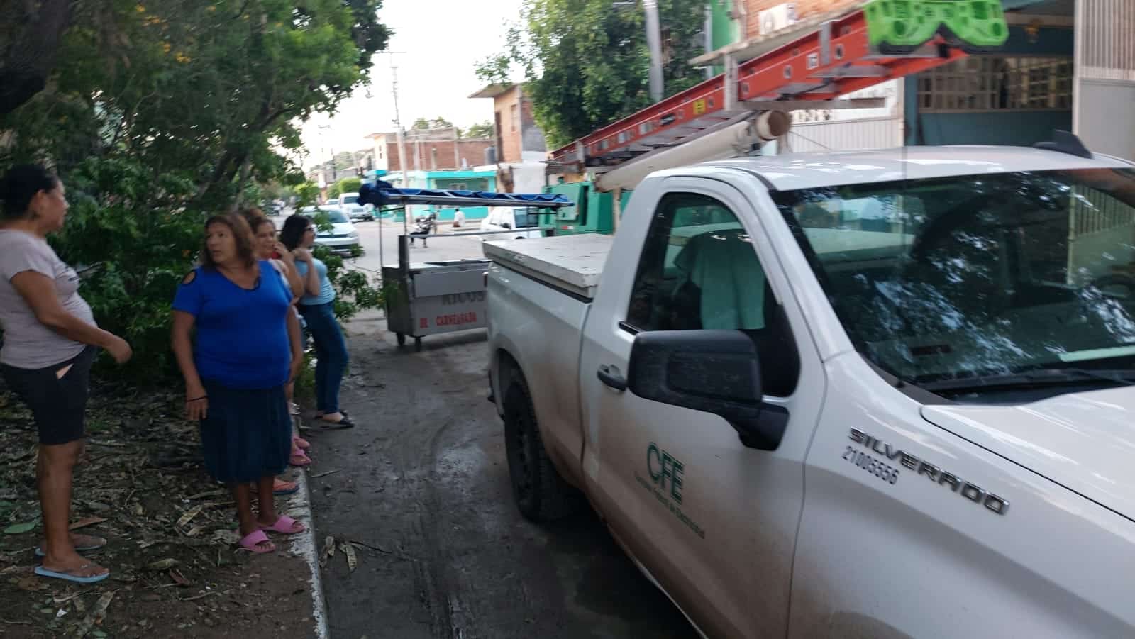 ¡Tienen tres días sin luz! Vecinos de Casa Redonda, Mazatlán, retienen a dos trabajadores de la CFE