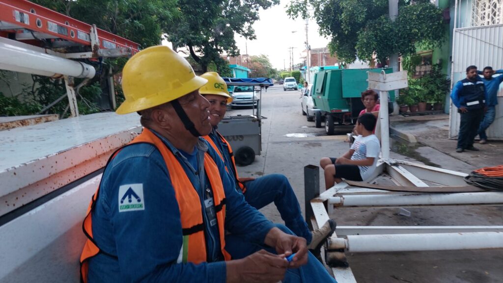 ¡Tienen tres días sin luz! Vecinos de Casa Redonda, Mazatlán, retienen a dos trabajadores de la CFE
