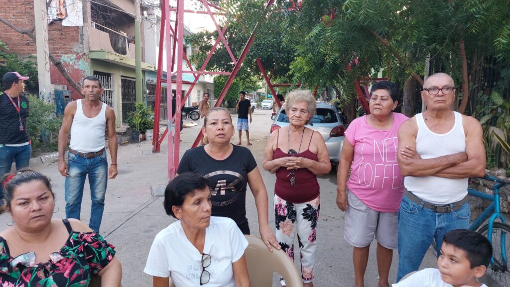 ¡Tienen tres días sin luz! Vecinos de Casa Redonda, Mazatlán, retienen a dos trabajadores de la CFE