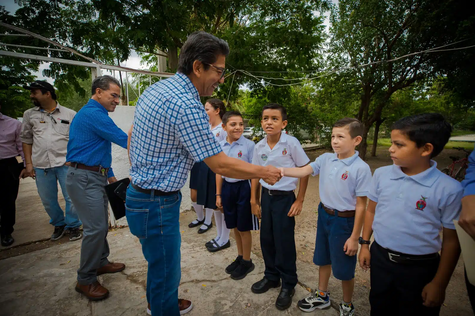 el alcalde Martín Ahumada Quintero afirmó que seguirán colaborando con el sector educativo para que los alumnos no sufran calor debajo de una techumbre o los árboles.