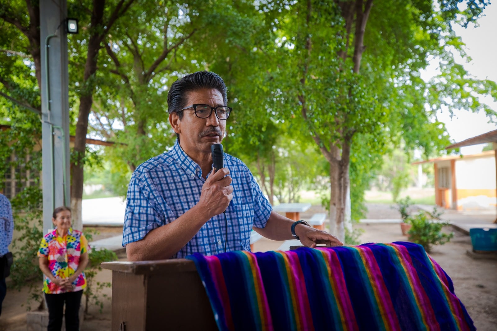 el alcalde Martín Ahumada Quintero afirmó que seguirán colaborando con el sector educativo para que los alumnos no sufran calor debajo de una techumbre o los árboles.